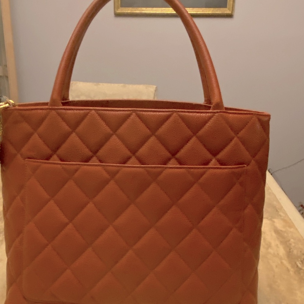 CHANEL Matelasse “RARE RED” Medallion Tote-CAVIAR Skin - comes with COA - Picture 2 of 12